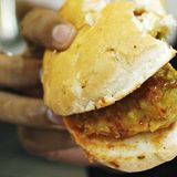 Indien - Vada-Pav-Sandwich Auch in Indien essen sie Sandwiches. Das Vada-Pav ist ein sehr beliebtes Streetfood - und dazu noch vegetarisch. Frittierte Kartoffeln im Brot, dazu gibt es köstliche Chutneys.