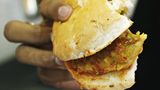Indien - Vada-Pav-Sandwich Auch in Indien essen sie Sandwiches. Das Vada-Pav ist ein sehr beliebtes Streetfood - und dazu noch vegetarisch. Frittierte Kartoffeln im Brot, dazu gibt es köstliche Chutneys.