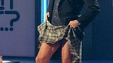 Thommy im Schottenrock  Seine schlechten Outfits sind legendär. In seiner Zeit als "Wetten, dass ..?"-Moderator hat Thomas Gottschalk fast jede Modesünde begangen, die denkbar ist. So schlimm wie am 23. März 2000 war es aber noch nie: Da präsentierte sich Gottschalk in einem kniekurzen Kilt, den er zu allem Überfluss auch noch in die Höhe riss, um seine Beinpracht freizulegen. Das alles kombinierte er noch mit Jackett und Weste. Wer sich sowas ausdenkt? Die britische Modeschöpferin Vivienne Westwood, die auch Gast dieser Sendung war. Danach war man für seine scheußlichen rotkarierten Jacken regelrecht dankbar!
