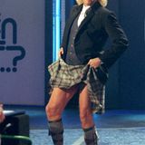 Thommy im Schottenrock  Seine schlechten Outfits sind legendär. In seiner Zeit als "Wetten, dass ..?"-Moderator hat Thomas Gottschalk fast jede Modesünde begangen, die denkbar ist. So schlimm wie am 23. März 2000 war es aber noch nie: Da präsentierte sich Gottschalk in einem kniekurzen Kilt, den er zu allem Überfluss auch noch in die Höhe riss, um seine Beinpracht freizulegen. Das alles kombinierte er noch mit Jackett und Weste. Wer sich sowas ausdenkt? Die britische Modeschöpferin Vivienne Westwood, die auch Gast dieser Sendung war. Danach war man für seine scheußlichen rotkarierten Jacken regelrecht dankbar!