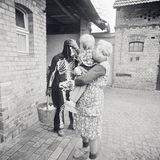 Auch im sozialistischen Deutschland wurde Karneval gefeiert. Burchert hat 1980 im ostsächsischen Ort Schleife einen niedersorbischen Fastnachtbrauch namens Zampern dokumentiert. Dabei verkleiden sich die Menschen, lärmen und musizieren, um böse Geister zu vertreiben.