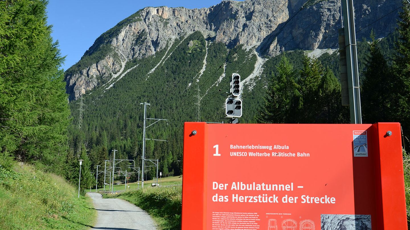 Graubünden, Schweiz: Bahnerlebnisweg Albula Vor mehr als 100 Jahren wurde die Rhätische Bahn zwischen Chur und St. Moritz eröffnet. Die Schmalspurbahn muss dabei 55 Brücken und 39 Tunnel überwinden. Parallel zum spektakulärsten Abschnitt zwischen Preda und Bergün verläuft der Bahnerlebnisweg: Über 400 Höhenmeter geht es stetig bergab, mit vielen Erklärungstafeln zum Bau der Strecke, bis man nach acht Kilometern das Bahnmuseum in Bergün erreicht.  Infos: webwandern.ch und www.myswitzerland.com
