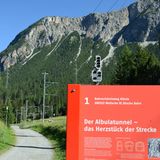 Graubünden, Schweiz: Bahnerlebnisweg Albula Vor mehr als 100 Jahren wurde die Rhätische Bahn zwischen Chur und St. Moritz eröffnet. Die Schmalspurbahn muss dabei 55 Brücken und 39 Tunnel überwinden. Parallel zum spektakulärsten Abschnitt zwischen Preda und Bergün verläuft der Bahnerlebnisweg: Über 400 Höhenmeter geht es stetig bergab, mit vielen Erklärungstafeln zum Bau der Strecke, bis man nach acht Kilometern das Bahnmuseum in Bergün erreicht.  Infos: webwandern.ch und www.myswitzerland.com