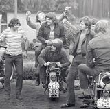 Von einer offenen Mauer konnten diese Halbstarken mit ihren Mopets in Cottbus 1973 nur träumen.