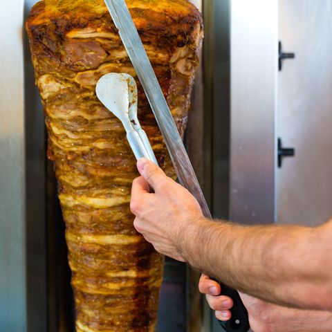 Dönerverkäufer mit Herz - Bedürftige dürfen bei Hüseyin Yusuf in "Haci Babas Dönergrill" in Bestwig kostenlos essen