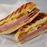 Kuba - Cuban-Medianoche Medianoche bedeutet Mitternacht auf Spanisch. Dieses Sandwich kommt ursprünglich aus Kuba, wird aber auch in vielen amerikanischen Städten als Mitternachtssnack eingenommen. Daher auch der Name; vor allem in Havannas Nachtclubs wird das Cuban-Sandwich rund um Mitternacht geordert und verspeist. Das Medianoche besteht aus Schinken, gegrilltem Schweinefleisch mit einer säurehaltigen Mariande, die mojo genannt wird. Dazu gibt es Schweizer Käse, Senf und eingelegtes Gemüse.