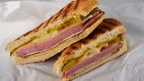 Kuba - Cuban-Medianoche Medianoche bedeutet Mitternacht auf Spanisch. Dieses Sandwich kommt ursprünglich aus Kuba, wird aber auch in vielen amerikanischen Städten als Mitternachtssnack eingenommen. Daher auch der Name; vor allem in Havannas Nachtclubs wird das Cuban-Sandwich rund um Mitternacht geordert und verspeist. Das Medianoche besteht aus Schinken, gegrilltem Schweinefleisch mit einer säurehaltigen Mariande, die mojo genannt wird. Dazu gibt es Schweizer Käse, Senf und eingelegtes Gemüse.