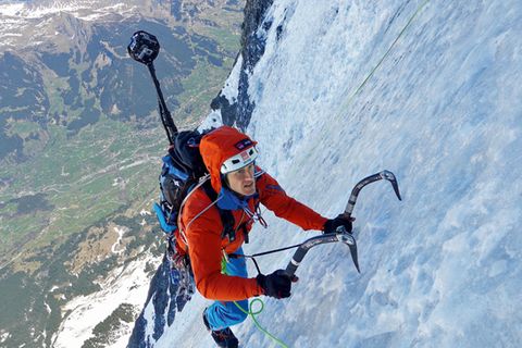 Der technische Aufwand für das Project360 war enorm: "Die Kameras von Google-Street-View erwiesen sich als zu schwer und benötigten zu viel Strom", sagt Matthias Taugwalder, der technische Leiter des von dem Bergportausrüster Mammut finanzierten Projektes. Daher griff das Team auf leichte GoPro-Kameras zurück, die in einem ungefähr Handball großen Würfel im Sechserpack so angeordnet wurden, dass ihre synchron ausgelösten Aufnahmen später die Rundumperspektive ergeben.