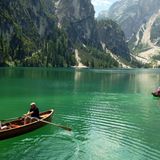 Dolomiten, Italien: Rund um den Pragser Wildsee Am Nordrand der Dolomiten versteckt sich in knapp 1500 Metern Höhe unter der eindrucksvollen Nordwand des Seekofels einer der schönsten Bergsee Südtirol: der grün schimmernde Pragser Wildsee, der sich in nur eineinhalb Stunden leicht umrunden lässt. Die Landschaft lässt sich auch vom Ruderboot aus genießen.  Infos: www.suedtirol.info
