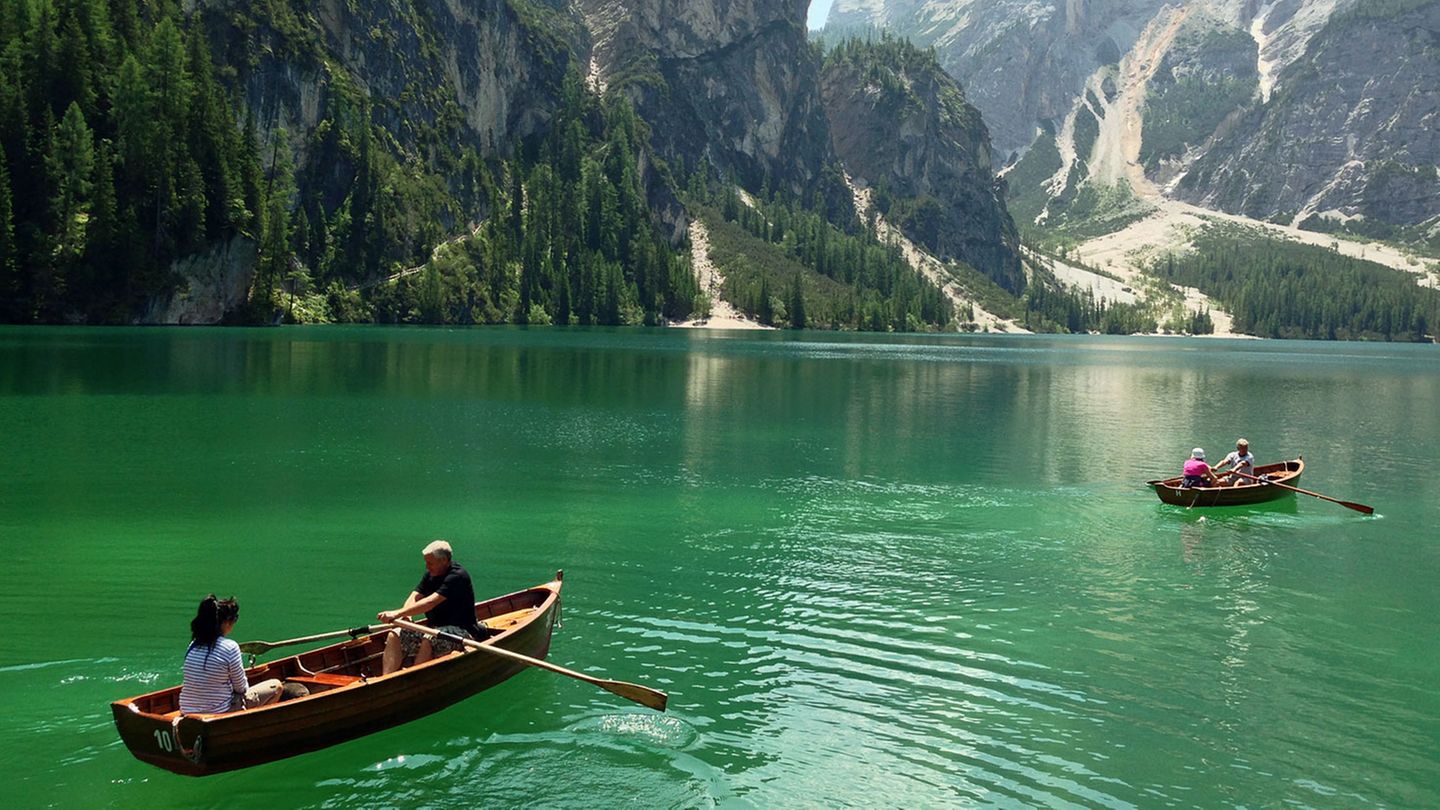 Dolomiten, Italien: Rund um den Pragser Wildsee Am Nordrand der Dolomiten versteckt sich in knapp 1500 Metern Höhe unter der eindrucksvollen Nordwand des Seekofels einer der schönsten Bergsee Südtirol: der grün schimmernde Pragser Wildsee, der sich in nur eineinhalb Stunden leicht umrunden lässt. Die Landschaft lässt sich auch vom Ruderboot aus genießen.  Infos: www.suedtirol.info