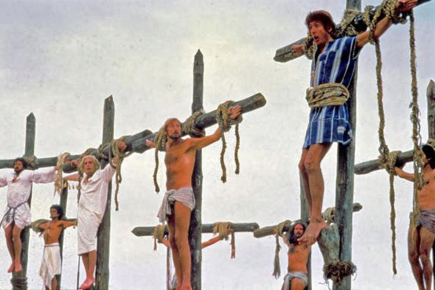 "Always Look On The Bright Side Of Life": Wenn nichts im Leben mehr hilft, kann man immer noch singen und pfeifen. Diese und viele andere fundamentale Weisheiten verdanken wir Monty Python, die mit ihrer Passions-Parodie "Das Leben des Brian" einen unsterblichen Filmklassiker schufen. RTL2 spendiert uns diese Komödie Ostermontag zur besten Sendezeit. Und weil's so schön ist, folgt direkt im Anschluss daran der Mittelalterklamauk "Die Ritter der Kokosnuss".  RTL2 sendet die beiden Monty-Python-Kracher Ostermontag ab 20.15 Uhr.