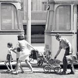 Familienszene im Berliner Stadtteil Prenzlauer Berg, 1970