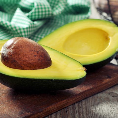 Mit der Avocado lässt sich einiges anstellen: Sie schmeckt als Sauce, im Salat oder in der Suppe.