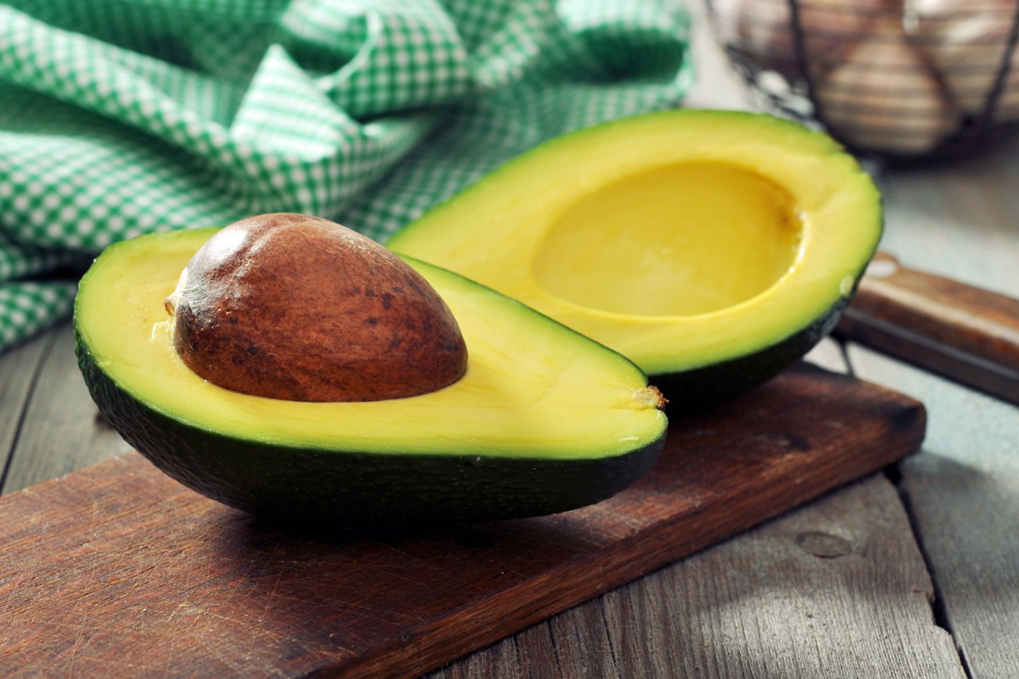 Mit der Avocado lässt sich einiges anstellen: Sie schmeckt als Sauce, im Salat oder in der Suppe.