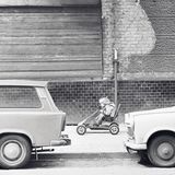 Und auch diesem Jungen in seinem Kettcar am Prenzlauer Berg wird die DDR 1977 groß genug vorgekommen sein.