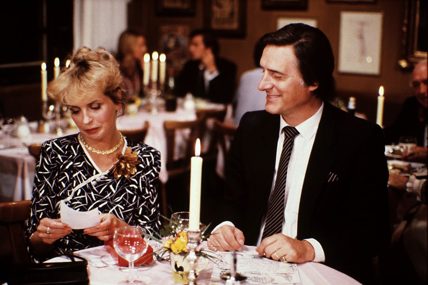 Er wäre 75 geworden: Mit der Serie "Monaco Franze - Der ewige Stenz" schenkte er dem deutschen Fernsehen Anfang der 80er Jahre eine der originellsten Figuren. Im Mittelpunkt steht der von Helmut Fischer (Foto) gespielte Franz Münchiger. Ein Lebemann, der sein "Spazl" innig liebt, und doch seiner Schwäche für schöne Frauen immer wieder erliegt. Mit der Serie fing er das München der 70er und frühen 80er Jahre genial an. "Monaco Franze" markiert auch den Beginn seiner langjährigen Zusammenarbeit mit dem Schriftsteller Patrick Süskind ("Das Parfüm"). Mit der Serie "Monaco Franze - Der ewige Stenz" schenkte er dem deutschen Fernsehen Anfang der 80er Jahre eine der originellsten Figuren. Im Mittelpunkt steht der von Helmut Fischer (Foto) gespielte Franz Münchiger. Ein Lebemann, der sein "Spazl" innig liebt, und doch seiner Schwäche für schöne Frauen immer wieder erliegt. Mit der Serie fing er das München der 70er und frühen 80er Jahre genial an. "Monaco Franze" markiert auch den Beginn seiner langjährigen Zusammenarbeit mit dem Schriftsteller Patrick Süskind ("Das Parfüm").