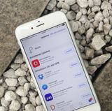 Trick 6: Hintergrundaktualisierungen im Auge behalten  Auch wenn Sie das iPhone gar nicht nutzen, wollen Ihre Apps auf dem neuesten Stand bleiben. Bei vielen reicht es aber völlig, die Daten beim Öffnen zu laden. Im Menü unter "Allgemein" und "Hintergrundaktualisierung" finden Sie sämtliche Apps, die Daten im Hintergrund laden dürfen. Überprüfen Sie, bei welchen Apps Sie wirklich immer auf dem aktuellen Stand sein müssen - und schalten Sie die Funktion bei allen anderen ab.