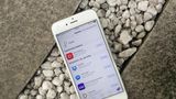 Trick 6: Hintergrundaktualisierungen im Auge behalten  Auch wenn Sie das iPhone gar nicht nutzen, wollen Ihre Apps auf dem neuesten Stand bleiben. Bei vielen reicht es aber völlig, die Daten beim Öffnen zu laden. Im Menü unter "Allgemein" und "Hintergrundaktualisierung" finden Sie sämtliche Apps, die Daten im Hintergrund laden dürfen. Überprüfen Sie, bei welchen Apps Sie wirklich immer auf dem aktuellen Stand sein müssen - und schalten Sie die Funktion bei allen anderen ab.