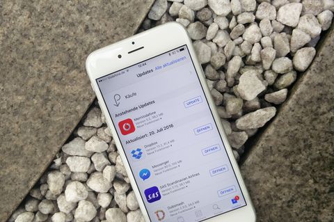 Trick 6: Hintergrundaktualisierungen im Auge behalten  Auch wenn Sie das iPhone gar nicht nutzen, wollen Ihre Apps auf dem neuesten Stand bleiben. Bei vielen reicht es aber völlig, die Daten beim Öffnen zu laden. Im Menü unter "Allgemein" und "Hintergrundaktualisierung" finden Sie sämtliche Apps, die Daten im Hintergrund laden dürfen. Überprüfen Sie, bei welchen Apps Sie wirklich immer auf dem aktuellen Stand sein müssen - und schalten Sie die Funktion bei allen anderen ab.