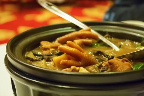 Gekochte Entenfüße in einer Sauce aus schwarzen Bohnen