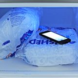 Trick 14: Vor extremen Temperaturen schützen  Wie schnell sich der Akku entlädt, entscheidet sich nicht nur dadurch, wofür man sein iPhone nutzt. Auch die äußeren Umstände können eine entscheidende Rolle spielen. Wer schon einmal sein iPhone in der Sonne hat liegen lassen, kennt sicher die Überhitzungs-Meldung. Das iPhone schaltet sich dann ab - um abzukühlen. Doch nicht nur für die Elektronik sind die extremen Temperaturen schädlich, auch der Akku leidet auf Dauer darunter. Besonders Kälte schadet dem Akku.  Apple empfiehlt eine Benutzungs-Temperatur zwischen 0 und 35 Grad Celsius, als Lagertemperatur sind -20 bis 45 Grad Celsius in Ordnung. Wundern Sie sich also nicht, wenn das iPhone bei der Benutzung im Winter einfach mal abschaltet.