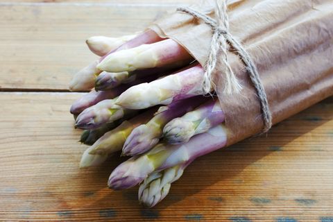 Endlich ist er da - der heimische Spargel. Noch in kleinen Mengen und recht teuer. Aber schließlich hat das edle Gemüse nur bis 24. Juni Saison. Also, ran an den Spargel!