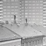 Zwei Schornsteinfeger 1975 in Berlin-Mitte bei der Arbeit.