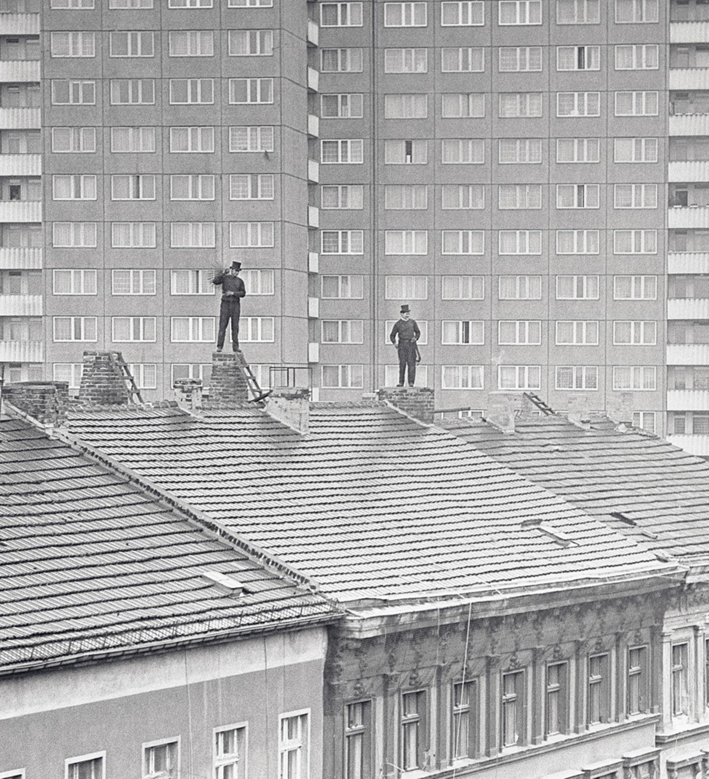 Zwei Schornsteinfeger 1975 in Berlin-Mitte bei der Arbeit.
