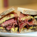Montreal, Kanada - Smoked-Meat-Sandwich Die Kanadier lieben ihr herzhaftes Smoked-Meat-Sandwich, das dick mit geräuchertem Fleisch und Senf belegte Sauerteigbrot. Das Fleisch ähnelt dem Pastrami, hat aber eine stärkere Rauchnote und ist noch würziger.