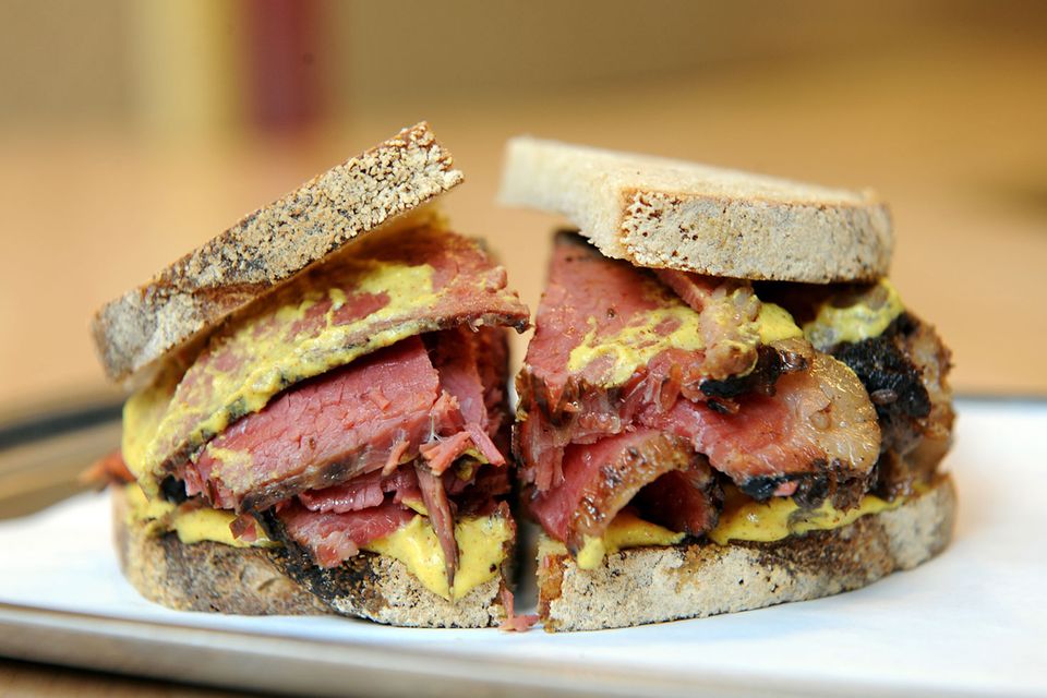 Montreal, Kanada - Smoked-Meat-Sandwich Die Kanadier lieben ihr herzhaftes Smoked-Meat-Sandwich, das dick mit geräuchertem Fleisch und Senf belegte Sauerteigbrot. Das Fleisch ähnelt dem Pastrami, hat aber eine stärkere Rauchnote und ist noch würziger.