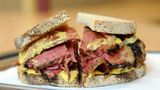 Montreal, Kanada - Smoked-Meat-Sandwich Die Kanadier lieben ihr herzhaftes Smoked-Meat-Sandwich, das dick mit geräuchertem Fleisch und Senf belegte Sauerteigbrot. Das Fleisch ähnelt dem Pastrami, hat aber eine stärkere Rauchnote und ist noch würziger.