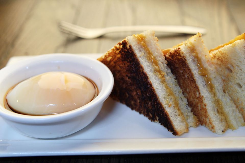 Singapur - Kaya-Toast Kaya-Toast ist süß und sehr beliebt in Singapur und auch Malaysia. Dazu wird Weißbrot in Butter und Kaya-Marmelade, die aus Kokosnussmilch und Eiern hergestellt wird, getunkt. Es ähnelt dem amerikanischen French Toast und wird genauso zum Frühstück verspeist. Anstelle von Bacon wird zum Kaya-Toast jedoch ein hartgekochtes Ei serviert.
