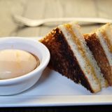 Singapur - Kaya-Toast Kaya-Toast ist süß und sehr beliebt in Singapur und auch Malaysia. Dazu wird Weißbrot in Butter und Kaya-Marmelade, die aus Kokosnussmilch und Eiern hergestellt wird, getunkt. Es ähnelt dem amerikanischen French Toast und wird genauso zum Frühstück verspeist. Anstelle von Bacon wird zum Kaya-Toast jedoch ein hartgekochtes Ei serviert.