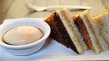 Singapur - Kaya-Toast Kaya-Toast ist süß und sehr beliebt in Singapur und auch Malaysia. Dazu wird Weißbrot in Butter und Kaya-Marmelade, die aus Kokosnussmilch und Eiern hergestellt wird, getunkt. Es ähnelt dem amerikanischen French Toast und wird genauso zum Frühstück verspeist. Anstelle von Bacon wird zum Kaya-Toast jedoch ein hartgekochtes Ei serviert.