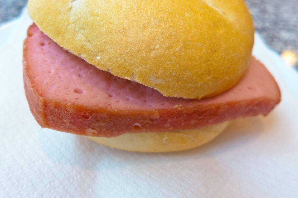 Deutschland - Leberkässemmel Der Leberkässemmel ist eigentlich das Streetfood in Deutschland - zumindest im südlichen Teil des Landes. Leberkäse oder Fleischkäse ist eine Brühwurstsorte. Charakteristisch ist seine eckige Pastetenform. Der bayerische Leberkäse enthält gepökeltes Rindfleisch, Schweinefleisch, Speck, Wasser, Zwiebeln, Salz und Majoran. Alle Zutaten werden zu einer feinen Masse verarbeitet und anschließend wird das sogenannte Brät in einer Pastetenform im Ofen gebacken, bis sich eine braune Kruste gebildetet hat. Der Leberkäse wird meist warm in einer Semmel (Brötchen) serviert.