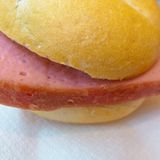 Deutschland - Leberkässemmel Der Leberkässemmel ist eigentlich das Streetfood in Deutschland - zumindest im südlichen Teil des Landes. Leberkäse oder Fleischkäse ist eine Brühwurstsorte. Charakteristisch ist seine eckige Pastetenform. Der bayerische Leberkäse enthält gepökeltes Rindfleisch, Schweinefleisch, Speck, Wasser, Zwiebeln, Salz und Majoran. Alle Zutaten werden zu einer feinen Masse verarbeitet und anschließend wird das sogenannte Brät in einer Pastetenform im Ofen gebacken, bis sich eine braune Kruste gebildetet hat. Der Leberkäse wird meist warm in einer Semmel (Brötchen) serviert.