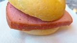Deutschland - Leberkässemmel Der Leberkässemmel ist eigentlich das Streetfood in Deutschland - zumindest im südlichen Teil des Landes. Leberkäse oder Fleischkäse ist eine Brühwurstsorte. Charakteristisch ist seine eckige Pastetenform. Der bayerische Leberkäse enthält gepökeltes Rindfleisch, Schweinefleisch, Speck, Wasser, Zwiebeln, Salz und Majoran. Alle Zutaten werden zu einer feinen Masse verarbeitet und anschließend wird das sogenannte Brät in einer Pastetenform im Ofen gebacken, bis sich eine braune Kruste gebildetet hat. Der Leberkäse wird meist warm in einer Semmel (Brötchen) serviert.