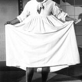 "Blacky" im Nachthemd  Und auch dieser Eklat geht auf "Wetten, dass ..?" zurück: Nach einer verlorenen Wette in der damals noch von Frank Elstner moderierten ZDF-Show musste Joachim Fuchsberger am 22.10.1983 in seiner eigenen Quizsendung "Auf los geht's los" im Nachthemd auflaufen. Das Publikum, damals noch nicht an die Reizüberflutung des Privatfernsehens gewöhnt, johlte. Die Kritiker hingegen ätzten: Der Auftritt im Nachthemd sei ein Sittenverfall. Fuchsberger wurde persönlich angegriffen. "Dabei war mein Nachthemd damals ein züchtiges Bauernhemd, das bis zum Boden hing", verteidigte er seinen Auftritt später.