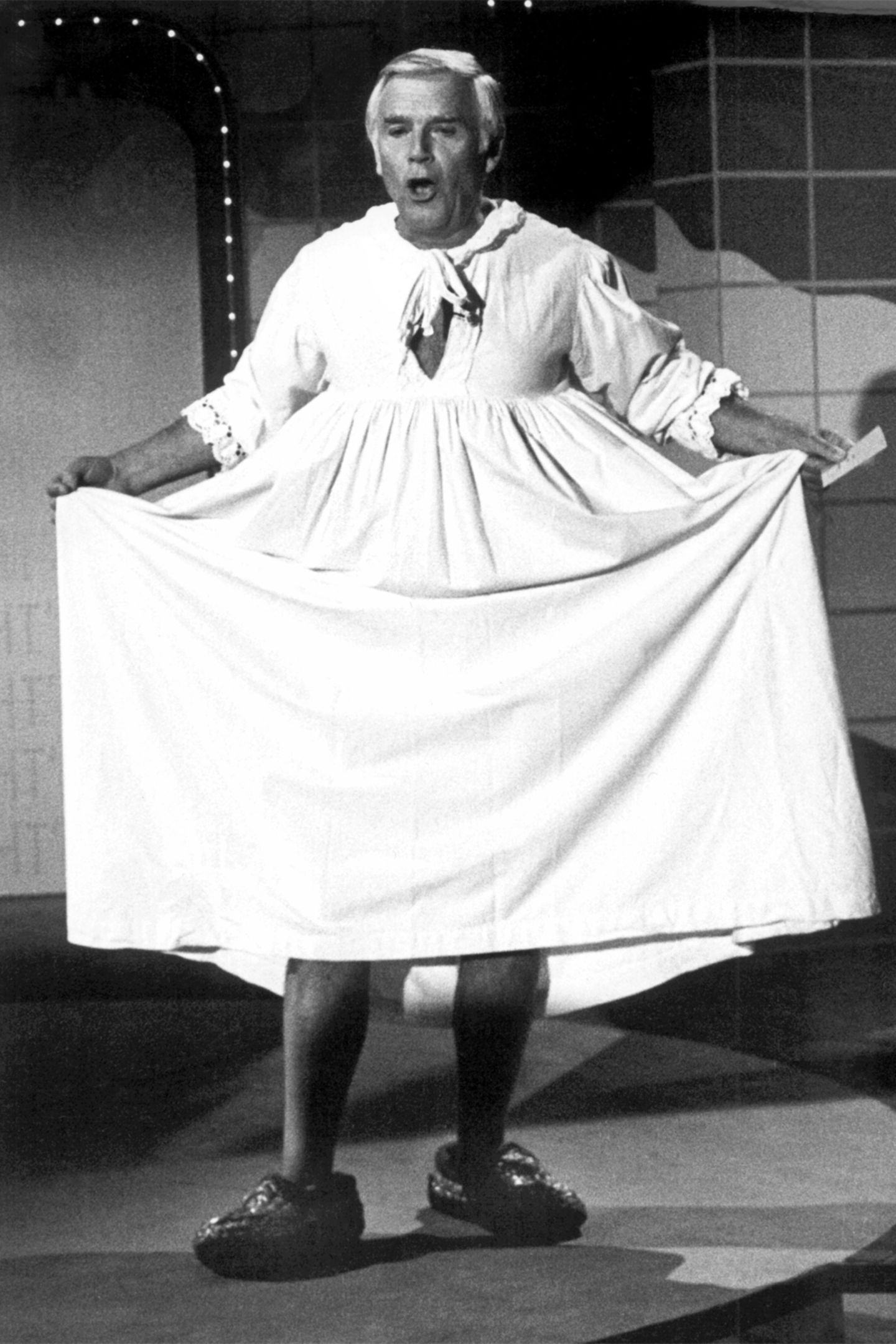 "Blacky" im Nachthemd  Und auch dieser Eklat geht auf "Wetten, dass ..?" zurück: Nach einer verlorenen Wette in der damals noch von Frank Elstner moderierten ZDF-Show musste Joachim Fuchsberger am 22.10.1983 in seiner eigenen Quizsendung "Auf los geht's los" im Nachthemd auflaufen. Das Publikum, damals noch nicht an die Reizüberflutung des Privatfernsehens gewöhnt, johlte. Die Kritiker hingegen ätzten: Der Auftritt im Nachthemd sei ein Sittenverfall. Fuchsberger wurde persönlich angegriffen. "Dabei war mein Nachthemd damals ein züchtiges Bauernhemd, das bis zum Boden hing", verteidigte er seinen Auftritt später.