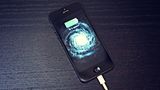 Trick 8: Nicht voll aufladen Wollen Sie den Akku auch auf längere Sicht schonen, vermeiden Sie am besten, ihn voll zu laden. Die im iPhone verbauten Lithium-Ionen-Akkus werden im Idealfall immer zwischen 30 und 80 Prozent geladen. Die Ladung bis 100 Prozent schadet dem Akku auf Dauer, wenn auch nicht dramatisch. Wollen Sie aber das meiste rausholen, ist eine halbe Ladung zwischendurch die beste Lösung.