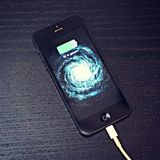 Trick 8: Nicht voll aufladen Wollen Sie den Akku auch auf längere Sicht schonen, vermeiden Sie am besten, ihn voll zu laden. Die im iPhone verbauten Lithium-Ionen-Akkus werden im Idealfall immer zwischen 30 und 80 Prozent geladen. Die Ladung bis 100 Prozent schadet dem Akku auf Dauer, wenn auch nicht dramatisch. Wollen Sie aber das meiste rausholen, ist eine halbe Ladung zwischendurch die beste Lösung.