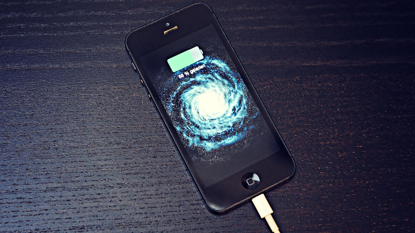 Trick 8: Nicht voll aufladen Wollen Sie den Akku auch auf längere Sicht schonen, vermeiden Sie am besten, ihn voll zu laden. Die im iPhone verbauten Lithium-Ionen-Akkus werden im Idealfall immer zwischen 30 und 80 Prozent geladen. Die Ladung bis 100 Prozent schadet dem Akku auf Dauer, wenn auch nicht dramatisch. Wollen Sie aber das meiste rausholen, ist eine halbe Ladung zwischendurch die beste Lösung.