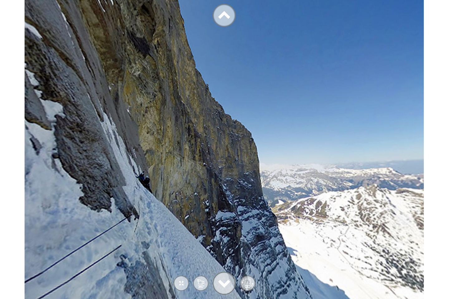 Am berühmten Hinterstoißer-Quergang: Hier müssen die Alpinisten in der Horizontalen nach rechts klettern. Das Seitenmenü lässt sich ausblenden, die Buttons am unteren Bildrand erlauben den Wechsel zwischen zu 360°-Aufnahmen und 360°-Videos.