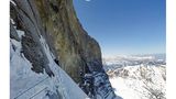 Am berühmten Hinterstoißer-Quergang: Hier müssen die Alpinisten in der Horizontalen nach rechts klettern. Das Seitenmenü lässt sich ausblenden, die Buttons am unteren Bildrand erlauben den Wechsel zwischen zu 360°-Aufnahmen und 360°-Videos.