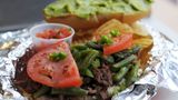 Chile - Chacarero-Sandwich Das Chacarero ist massiv und köstlich, meist wird es mit einem großen Berg Rindfleisch belegt; charakteristisch für dieses Sandwich sind die grünen Bohnen.