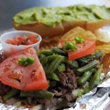 Chile - Chacarero-Sandwich Das Chacarero ist massiv und köstlich, meist wird es mit einem großen Berg Rindfleisch belegt; charakteristisch für dieses Sandwich sind die grünen Bohnen.