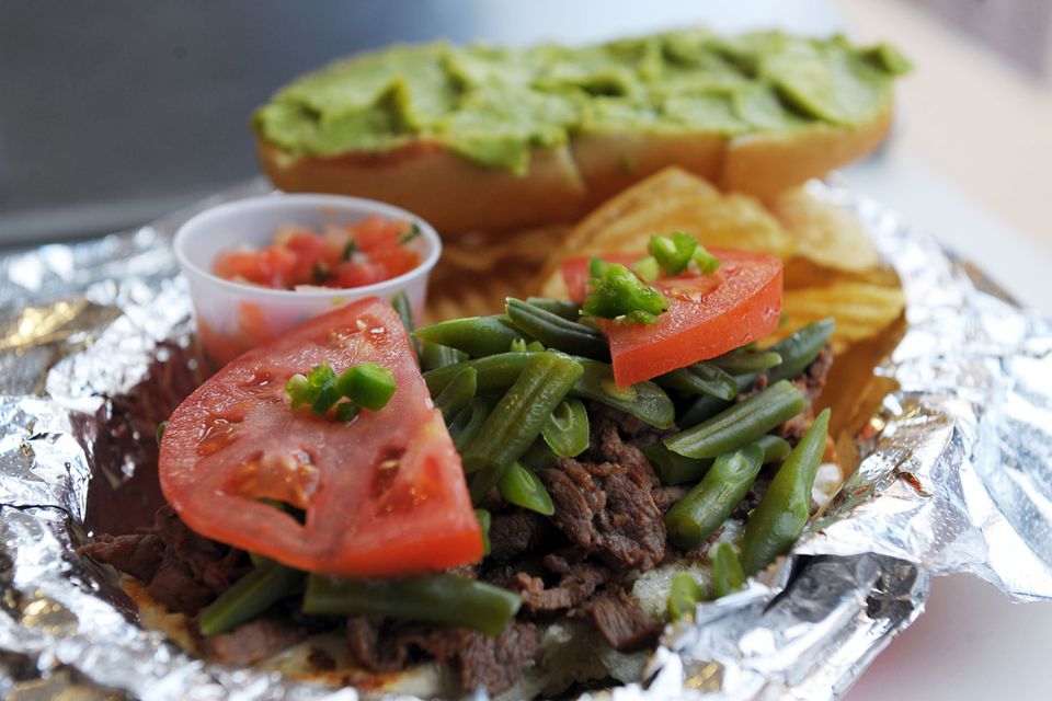 Chile - Chacarero-Sandwich Das Chacarero ist massiv und köstlich, meist wird es mit einem großen Berg Rindfleisch belegt; charakteristisch für dieses Sandwich sind die grünen Bohnen.