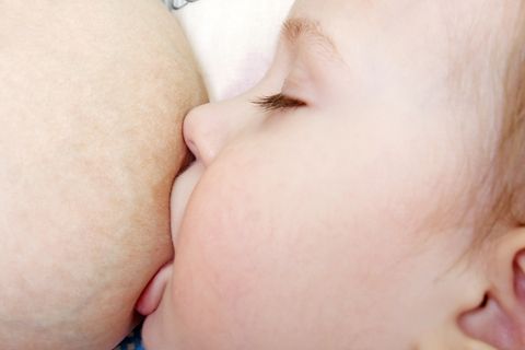 Über die Dauer des Stillens streiten Experten: Meist werden mindestens vier Monate ausschließliches Stillen empfohlen, Beikost sollte frühestens ab dem fünften Monat hinzukommen.