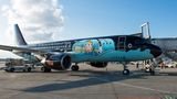 Auf dem Rumpf der Maschine von Brussels Airlines fliegen die Figuren "Tim und Struppi" des belgischen Künstlers Hergé durch Europa. Nach Angaben der Airline sollen die beiden Protagonisten mit dem Unterseeboot bis zum Jahre 2019 über den Wolken unterwegs sein.
