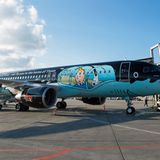 Auf dem Rumpf der Maschine von Brussels Airlines fliegen die Figuren "Tim und Struppi" des belgischen Künstlers Hergé durch Europa. Nach Angaben der Airline sollen die beiden Protagonisten mit dem Unterseeboot bis zum Jahre 2019 über den Wolken unterwegs sein.